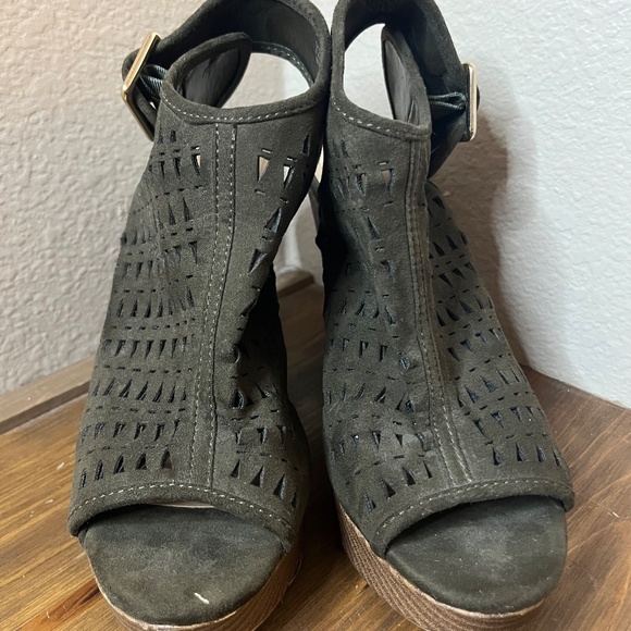 Jasmin Women's Wedges Size 8 Hunter Green Suede with buckle closure - Picture 4 of 11